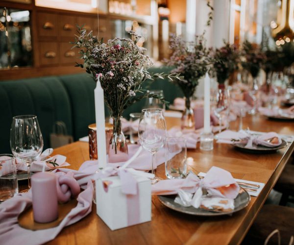 Dekoracja stołu podczas baby shower w Restauracji Młodnik