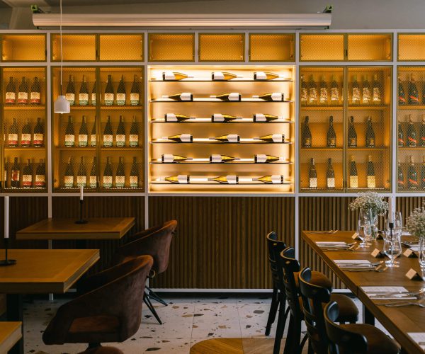 Elegancko nakryte stoły podczas przyjęcia w Restauracji Młodnik
